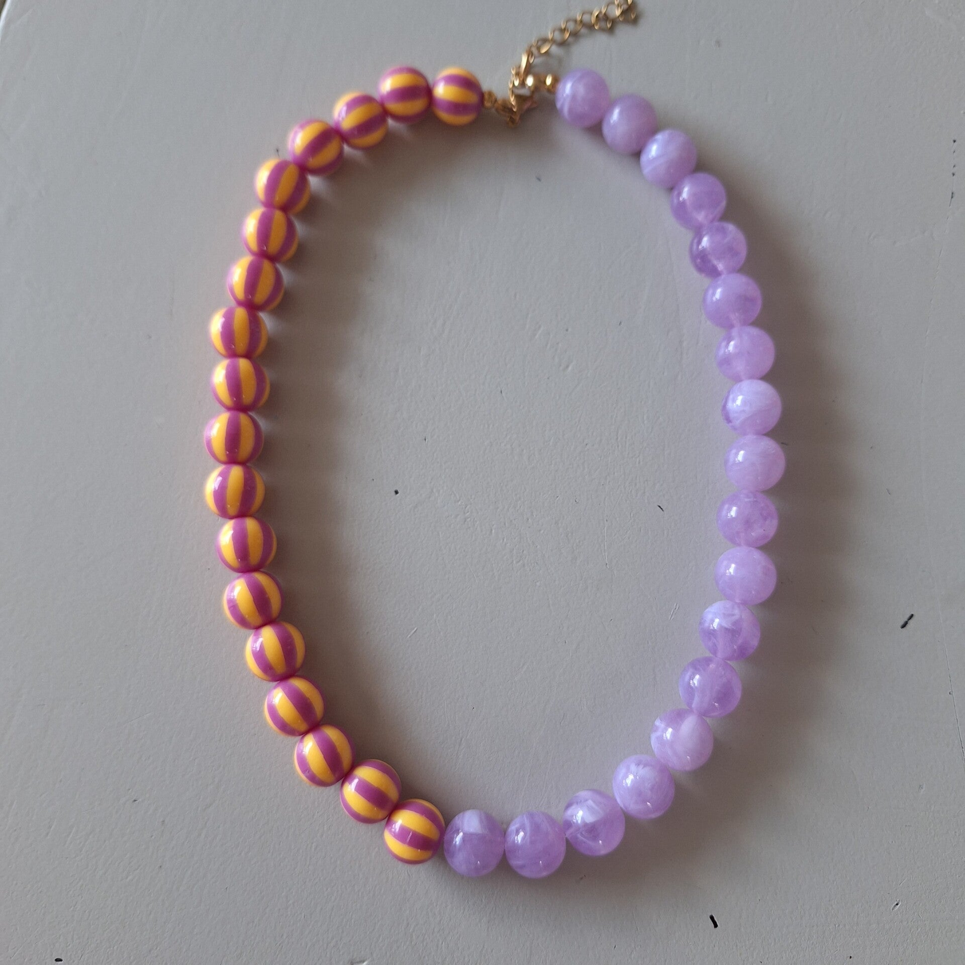 Lila gele streep ketting