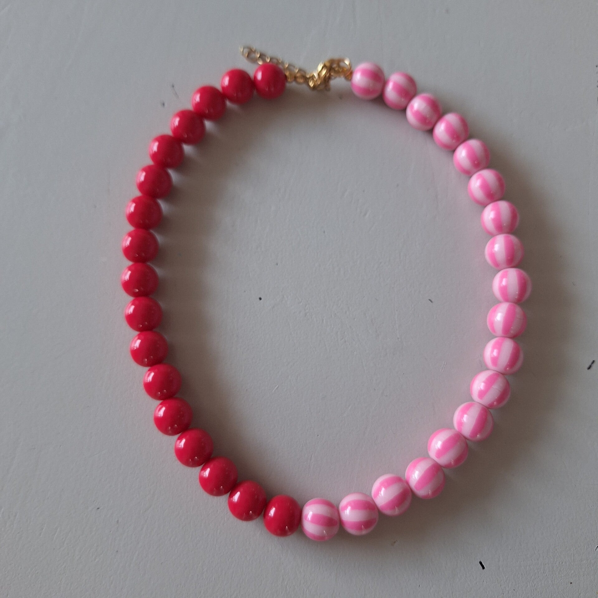 Lichtroze met fuchsia streep ketting