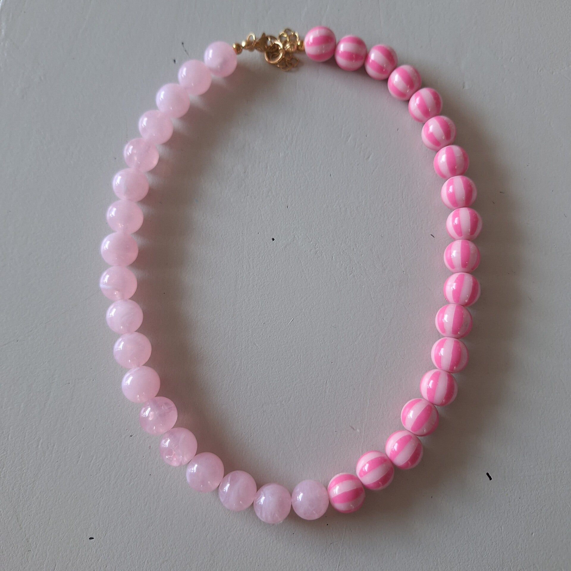 Roze streep ketting