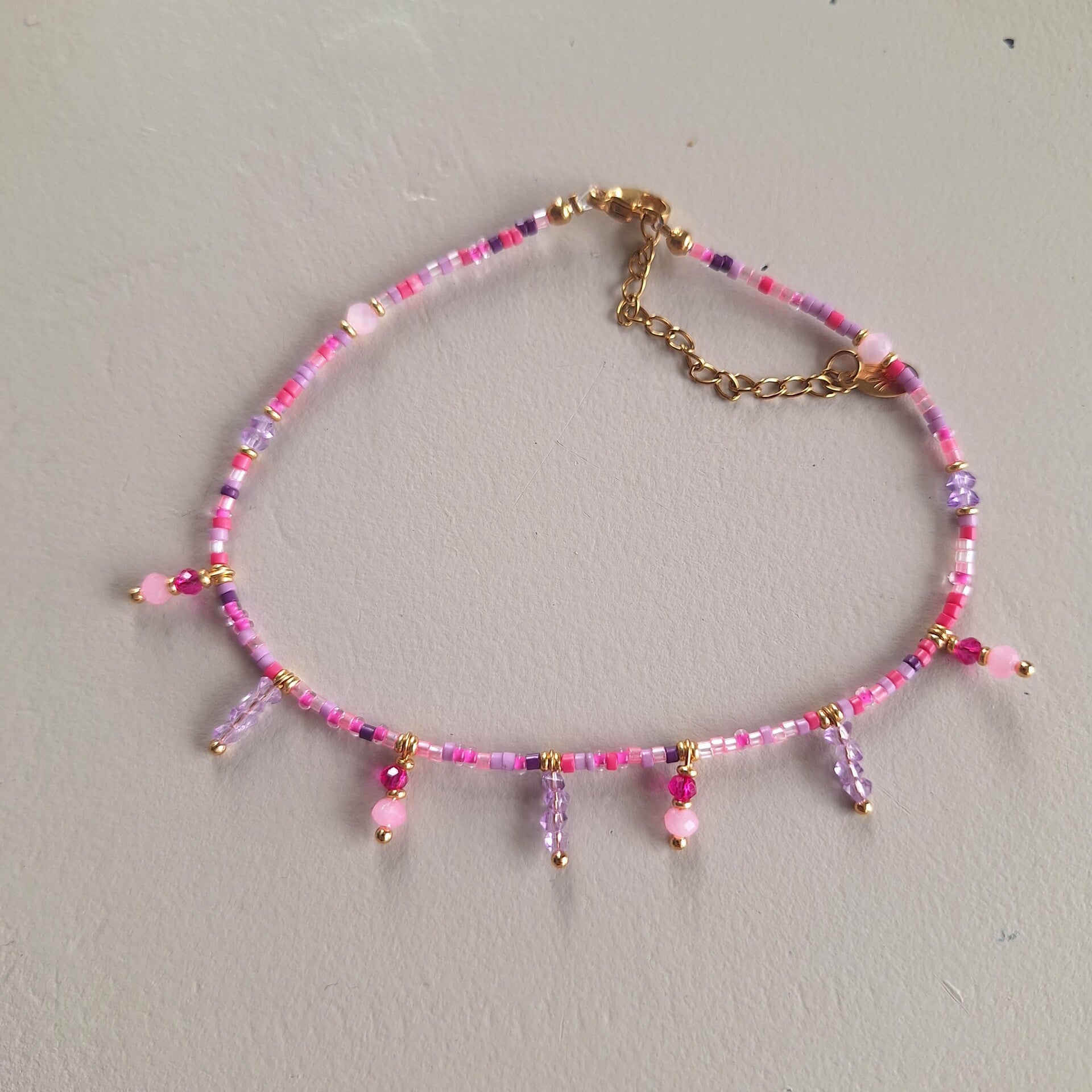 Roze enkelbandje