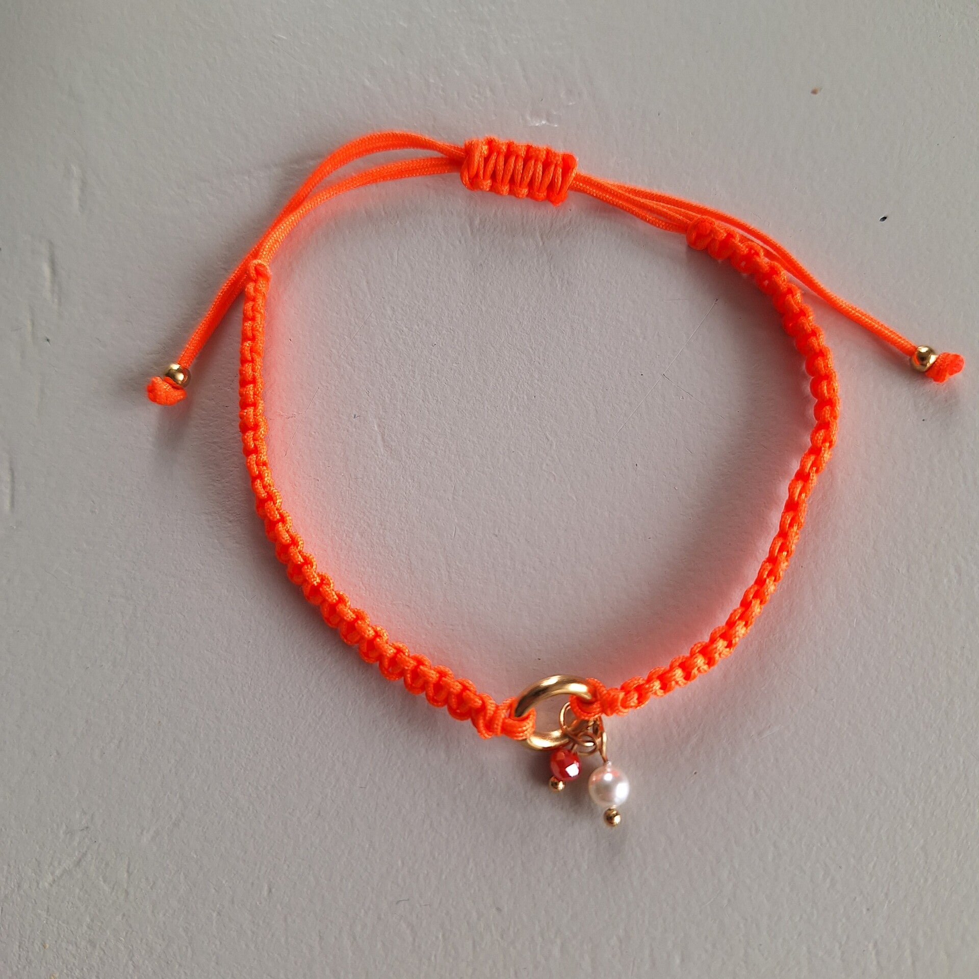 Oranje gevlochten enkelbandje
