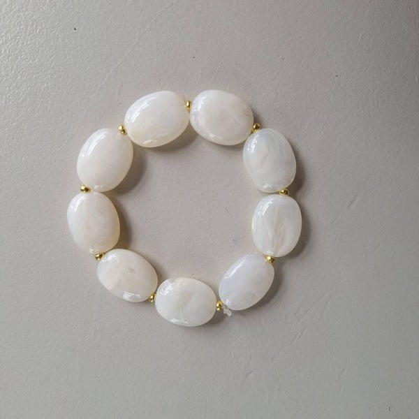 Gebroken witte ovale kralen armband M