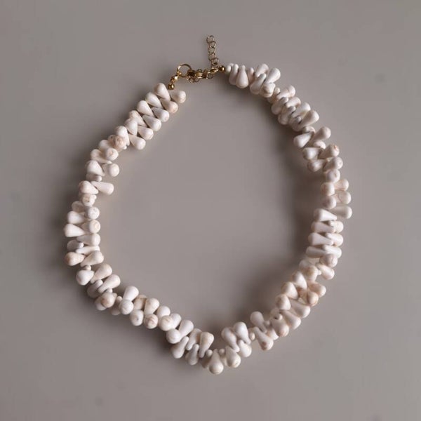 Witte natuursteen druppel ketting