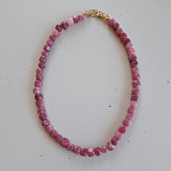 Donker roze dobbelsteen ketting