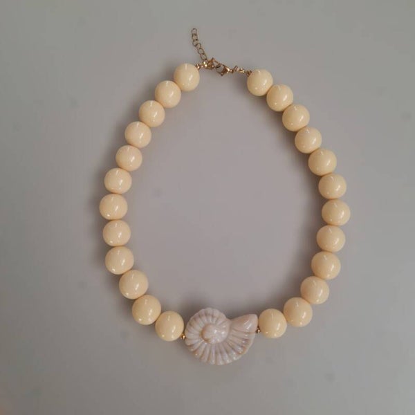 Butter yellow shell ketting
