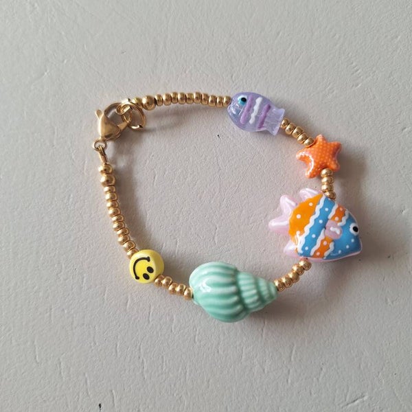 Funky fish armband