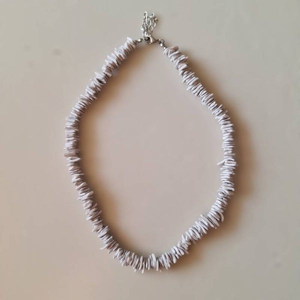 Grijze schelpen ketting
