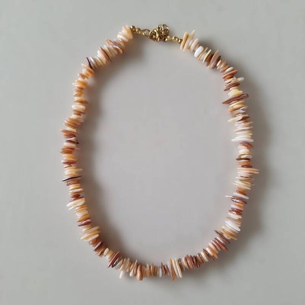 Beige schelp chips ketting