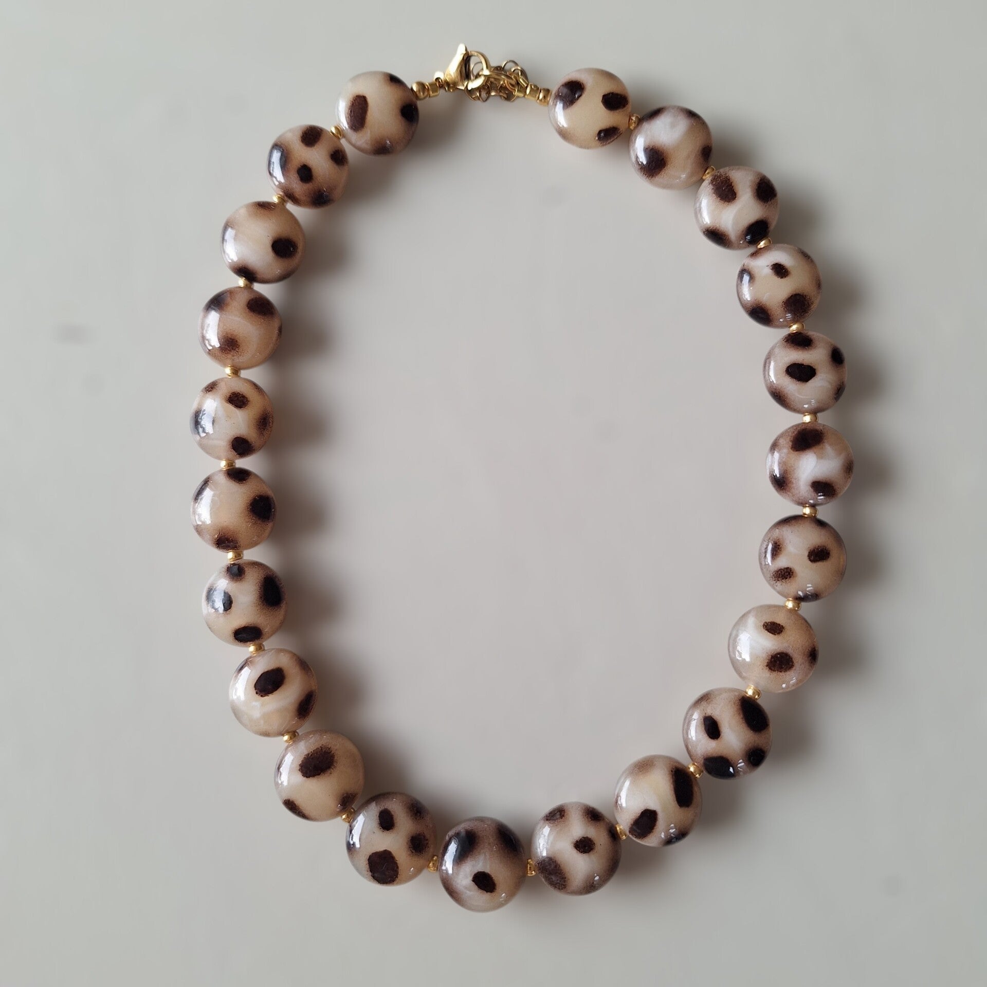 Beige rondelle luipaard ketting