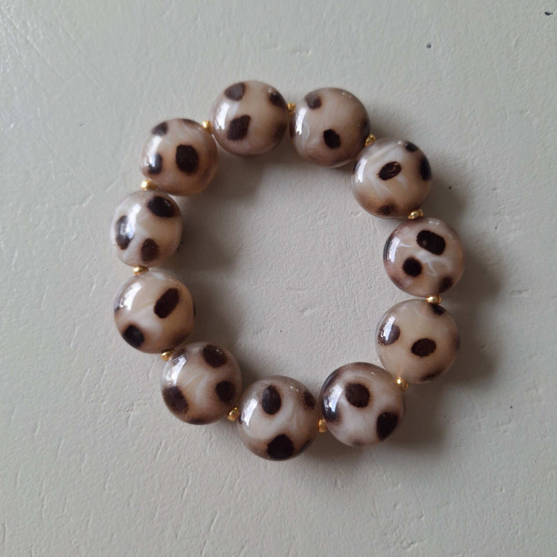 Beige rondelle luipaard armband
