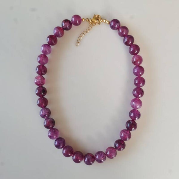 Aubergine paarse bollen ketting