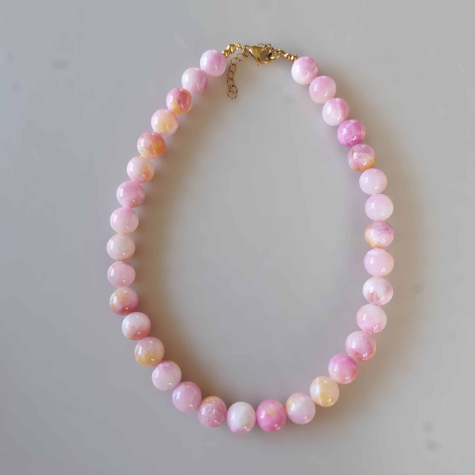 Gemeleerde roze natuursteen ketting