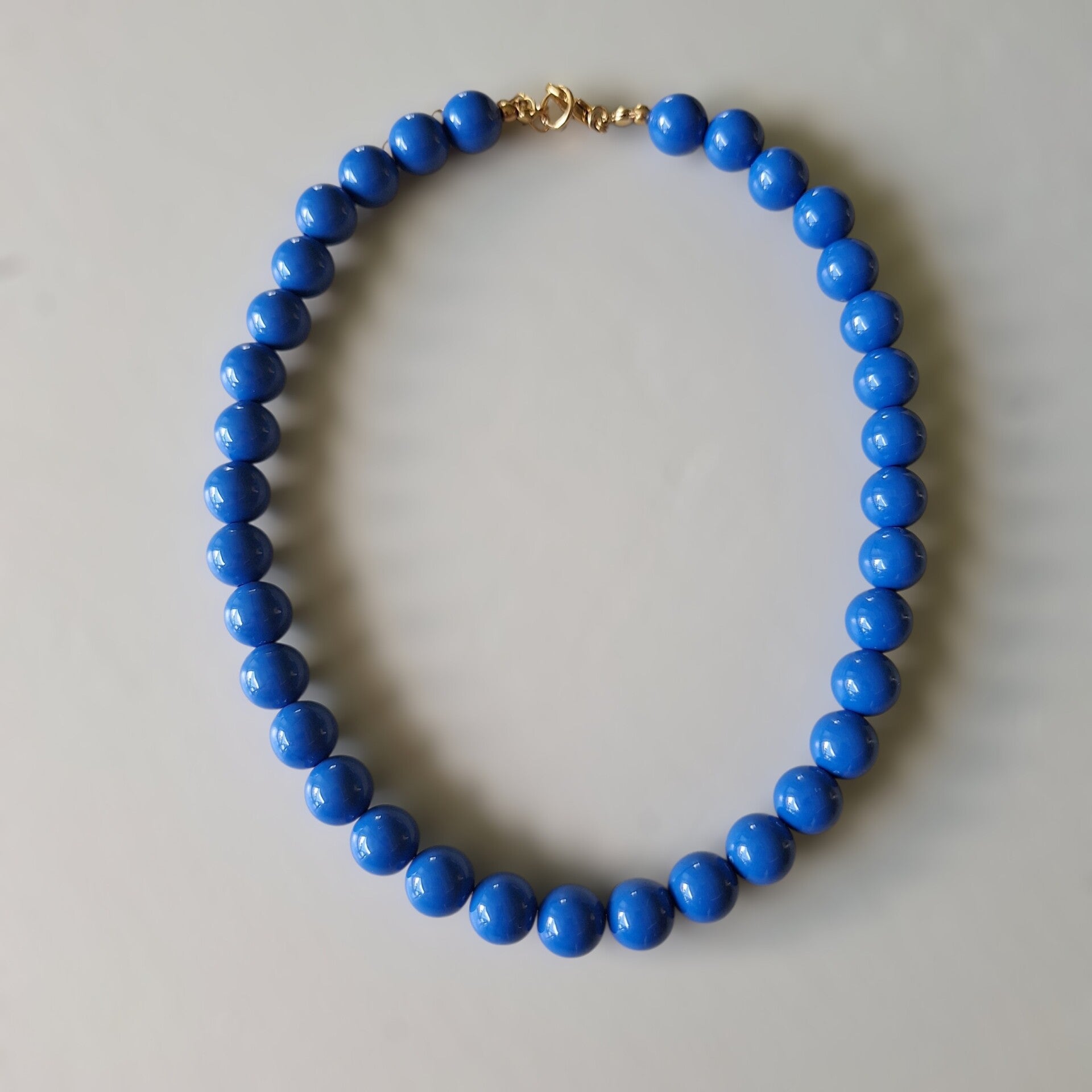 Blauwe bollen ketting