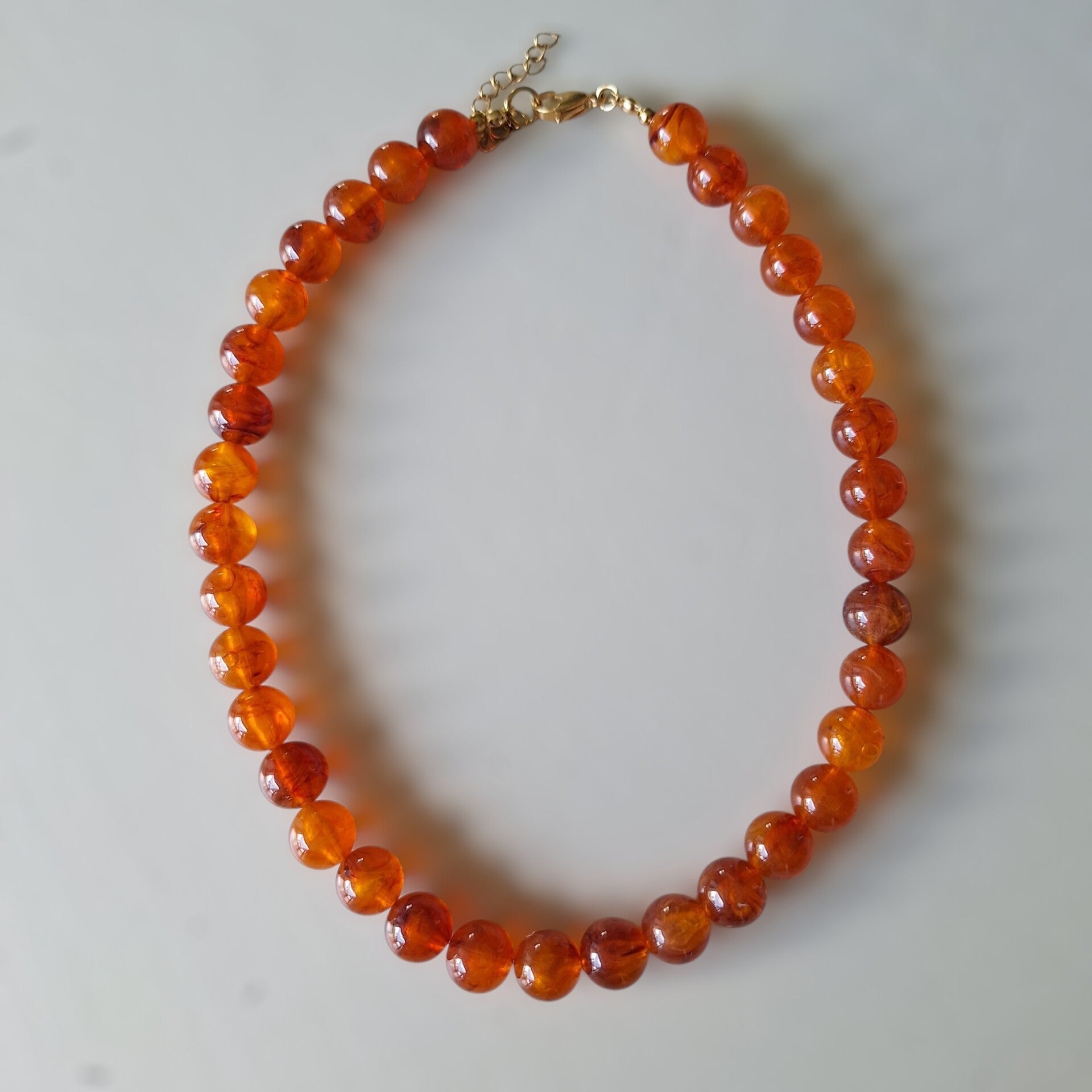 Oranje bruine bollen ketting