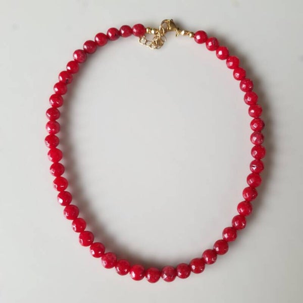 Rode natuurstenen ketting