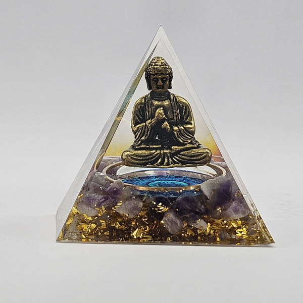 PIRÁMIDE ORGONITA DE BUDA EN MEDITACIÓN CON AMATISTA Y ORO