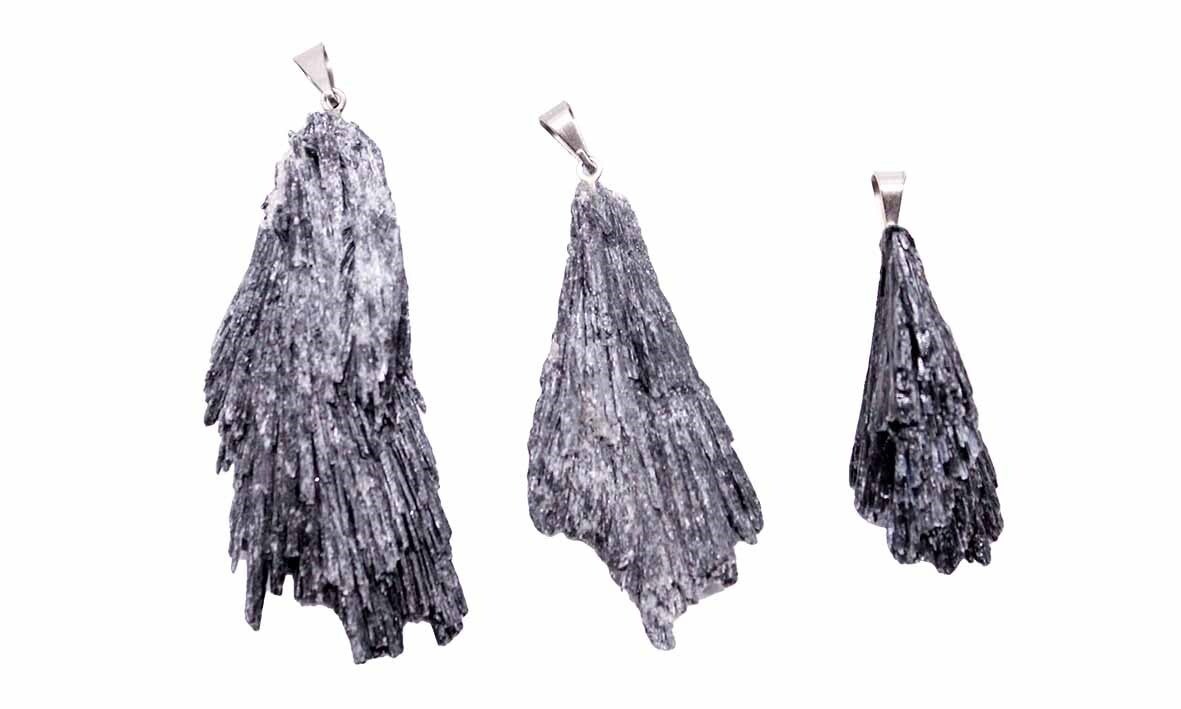 COLGANTE DE CIANITA NEGRA EN BRUTO ("ESCOBA DE BRUJA")