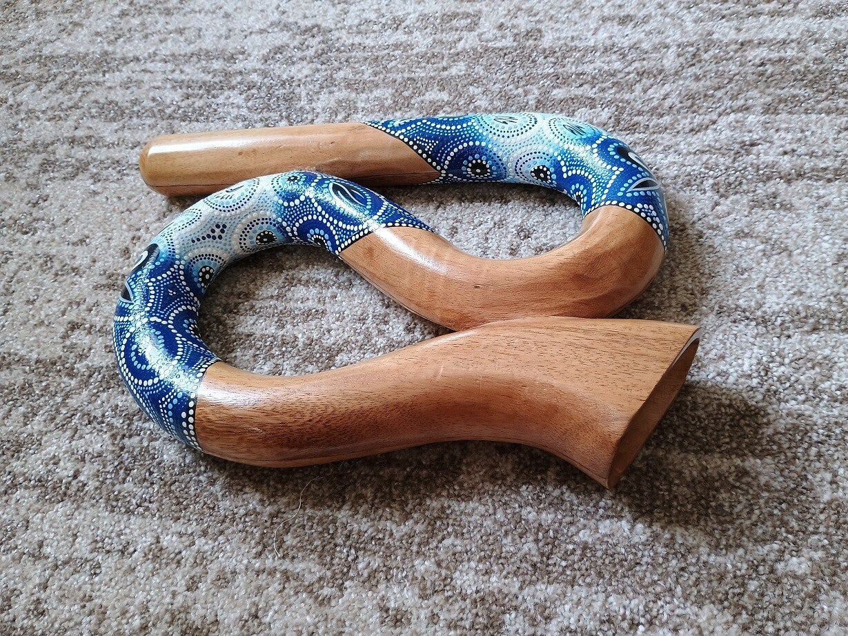 Zelfgemaakte ratel van rietbladeren Elinde