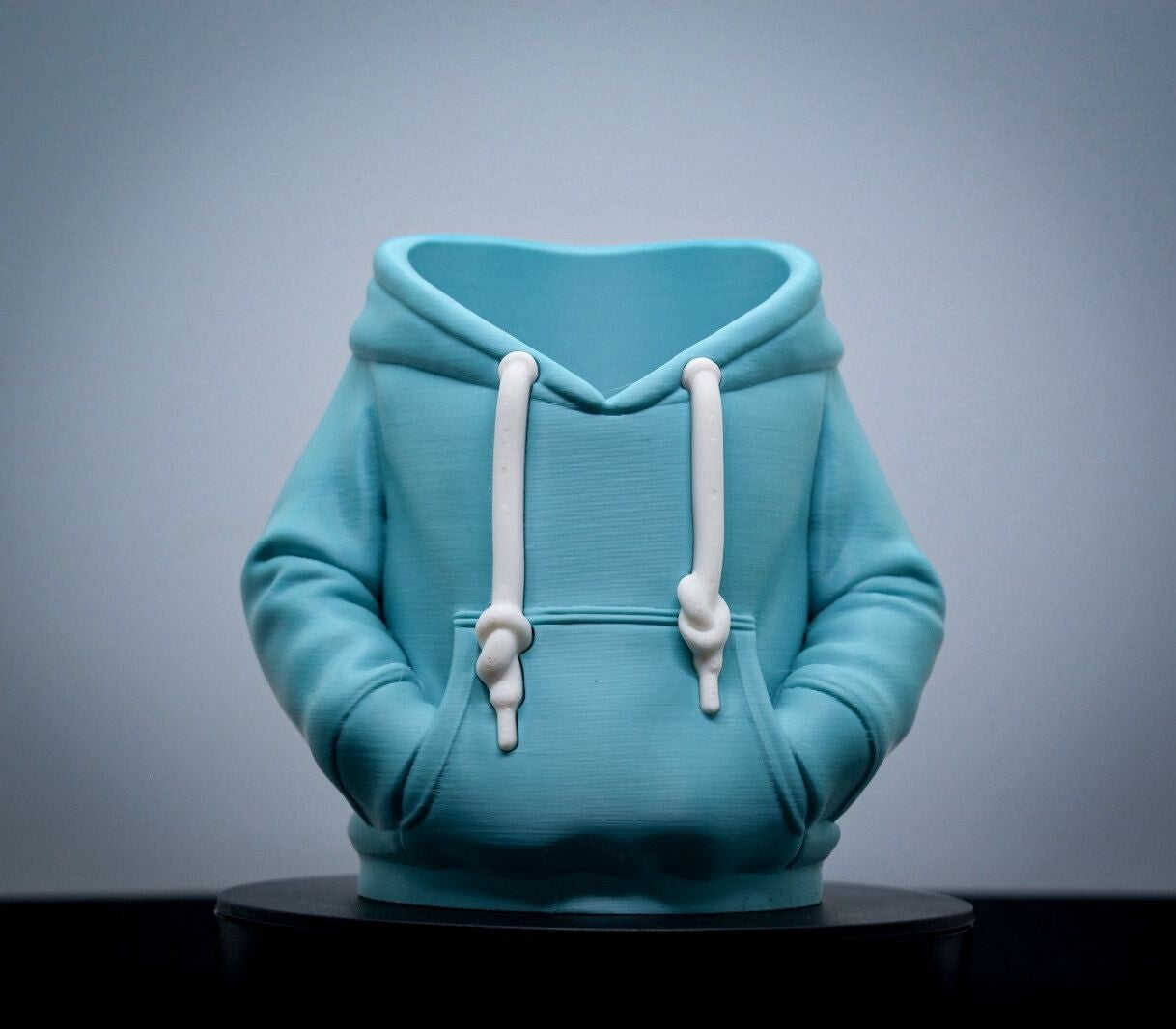3D-gedruckter Getränkehalter im Hoodie-Design – Cooler Becherhalter für Schreibtisch, Gaming & Büro
