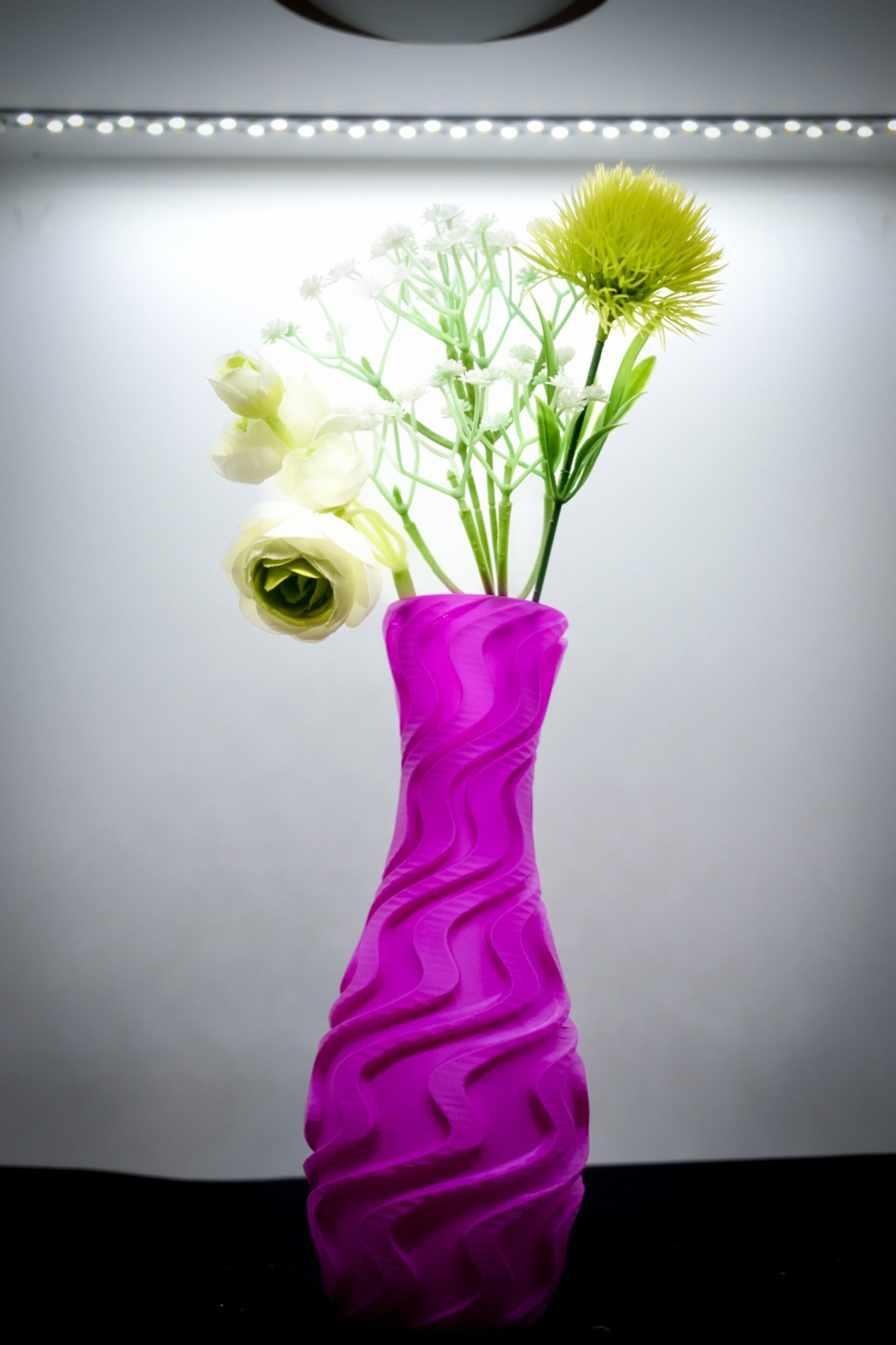 Moderne Symmetry Vase – Wellenstruktur Oberfläche – Minimalistische Blumenvase für stilvolle Deko