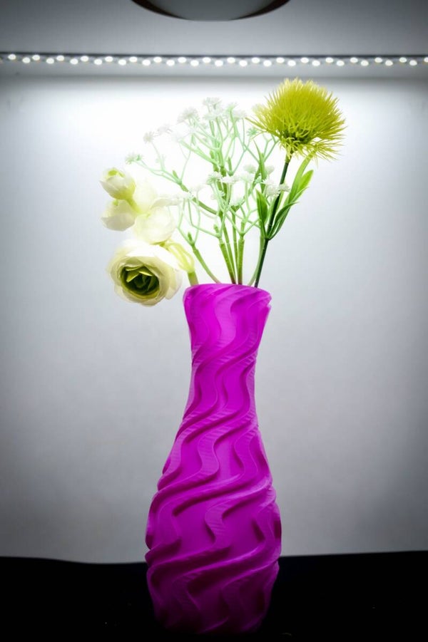 Moderne Symmetry Vase – Wellenstruktur Oberfläche – Minimalistische Blumenvase für stilvolle Deko
