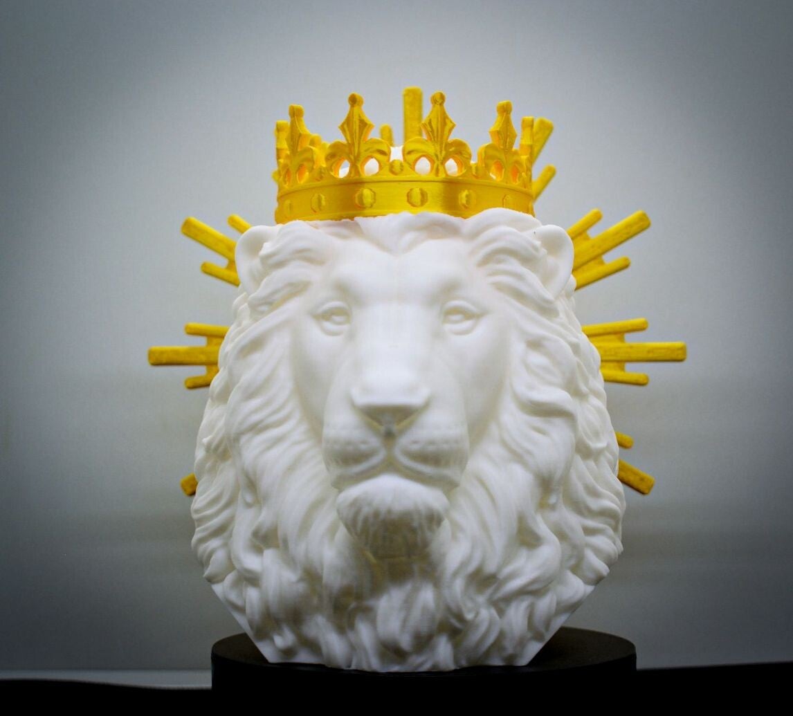 Löwe von Juda Figur mit Krone & goldenem Schein – Christliche Osterdeko aus dem 3D-Drucker zum Hinstellen oder Aufhängen