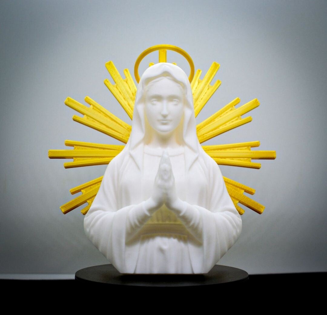 Heilige Maria Figur mit goldenem Schein – Christliche Osterdeko aus dem 3D-Drucker zum Hinstellen oder Aufhängen