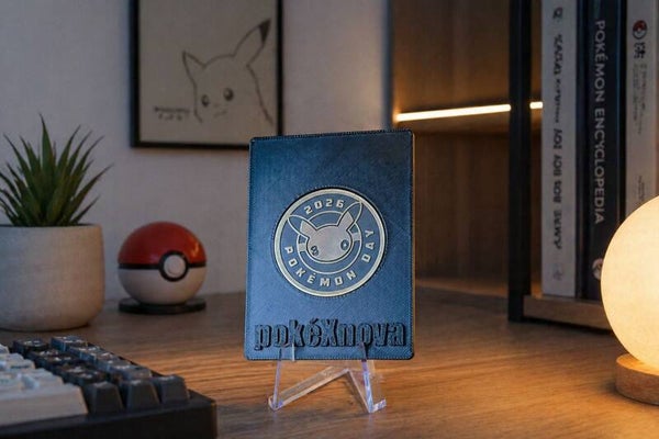 Pokemon Coin Halter personalisiert mit Wunschtext – Für Binder, Sleeves und zum Aufstellen