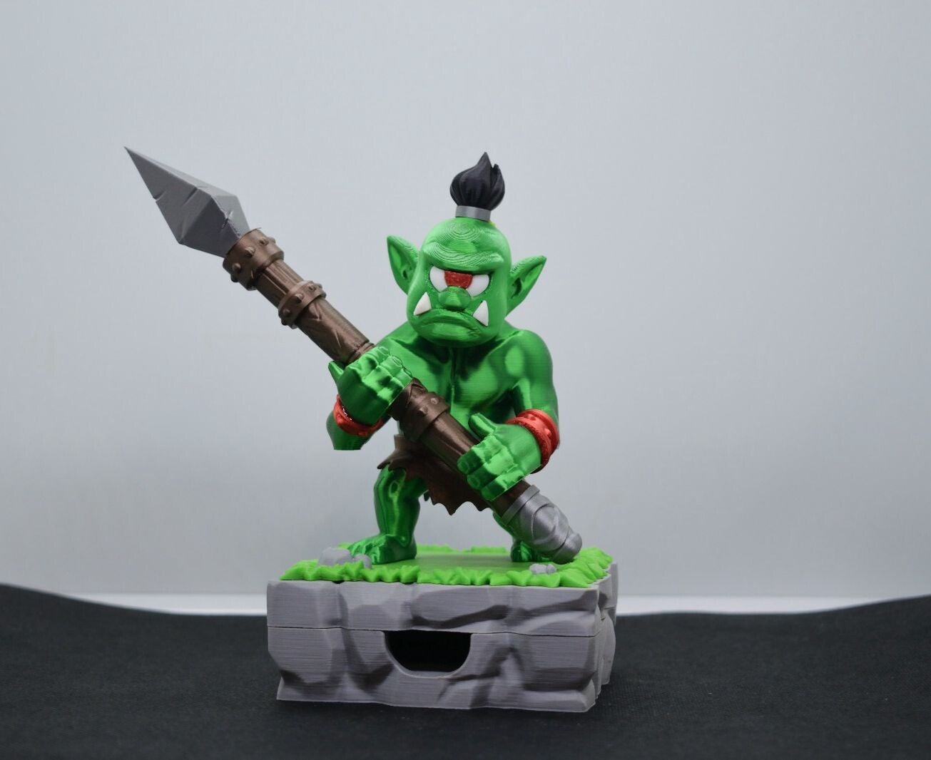Oger Stiftehalter mit Speer – Fantasy Desk Organizer aus dem 3D Drucker