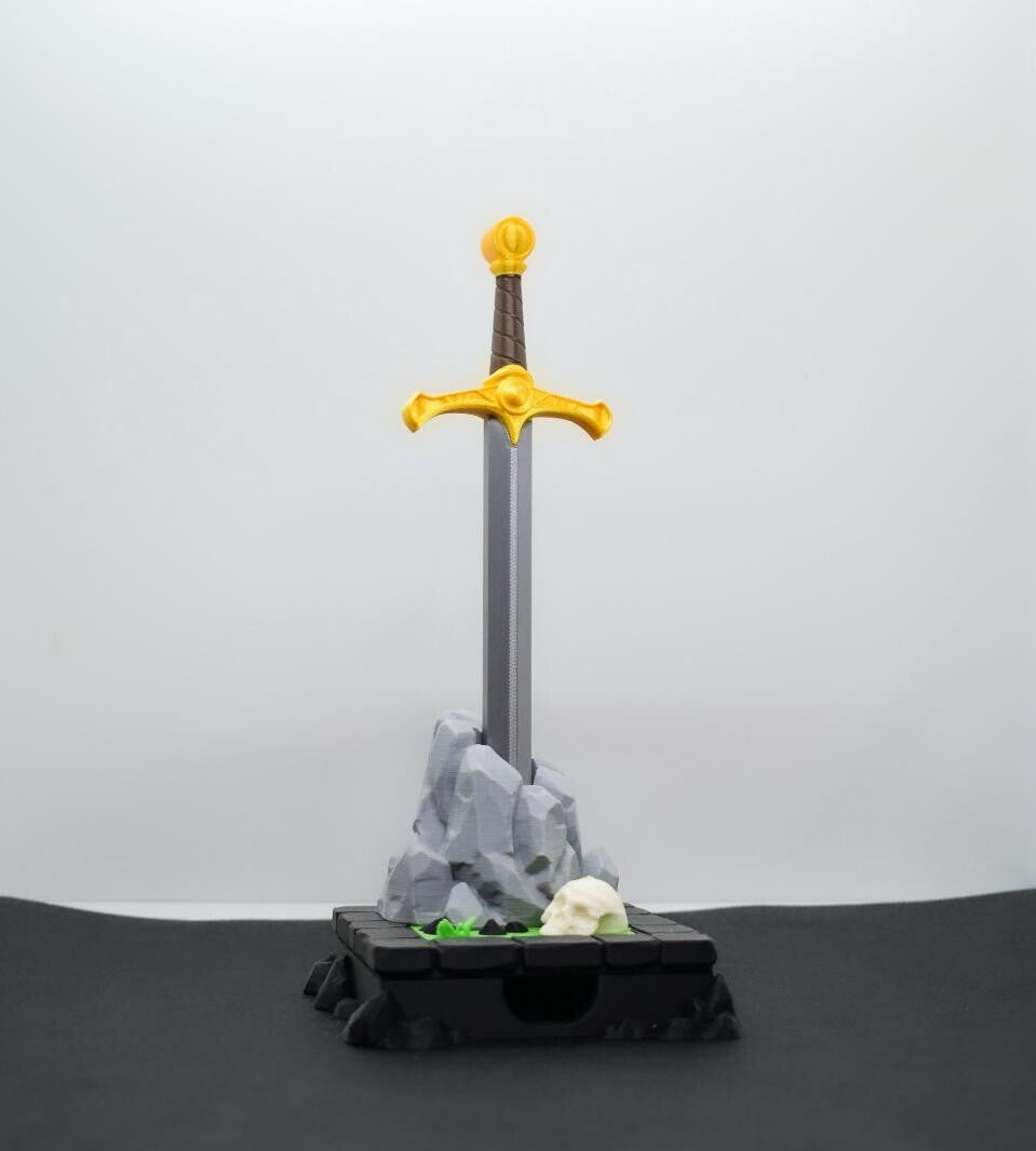 Excalibur Stiftehalter mit Notizfach – Schwert im Stein Desk Organizer