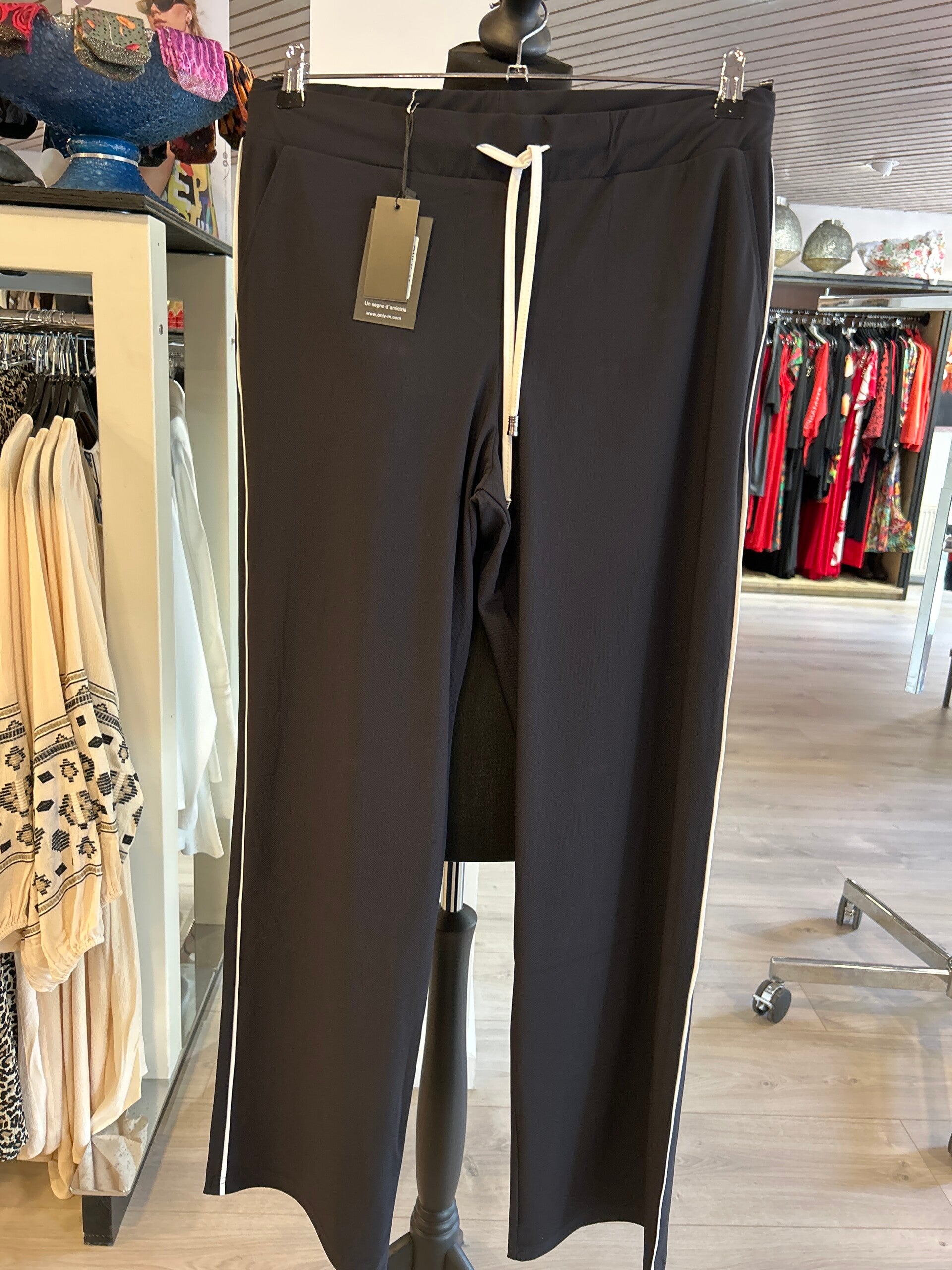 Only M  Pique Zwart met piping wit 047 broek