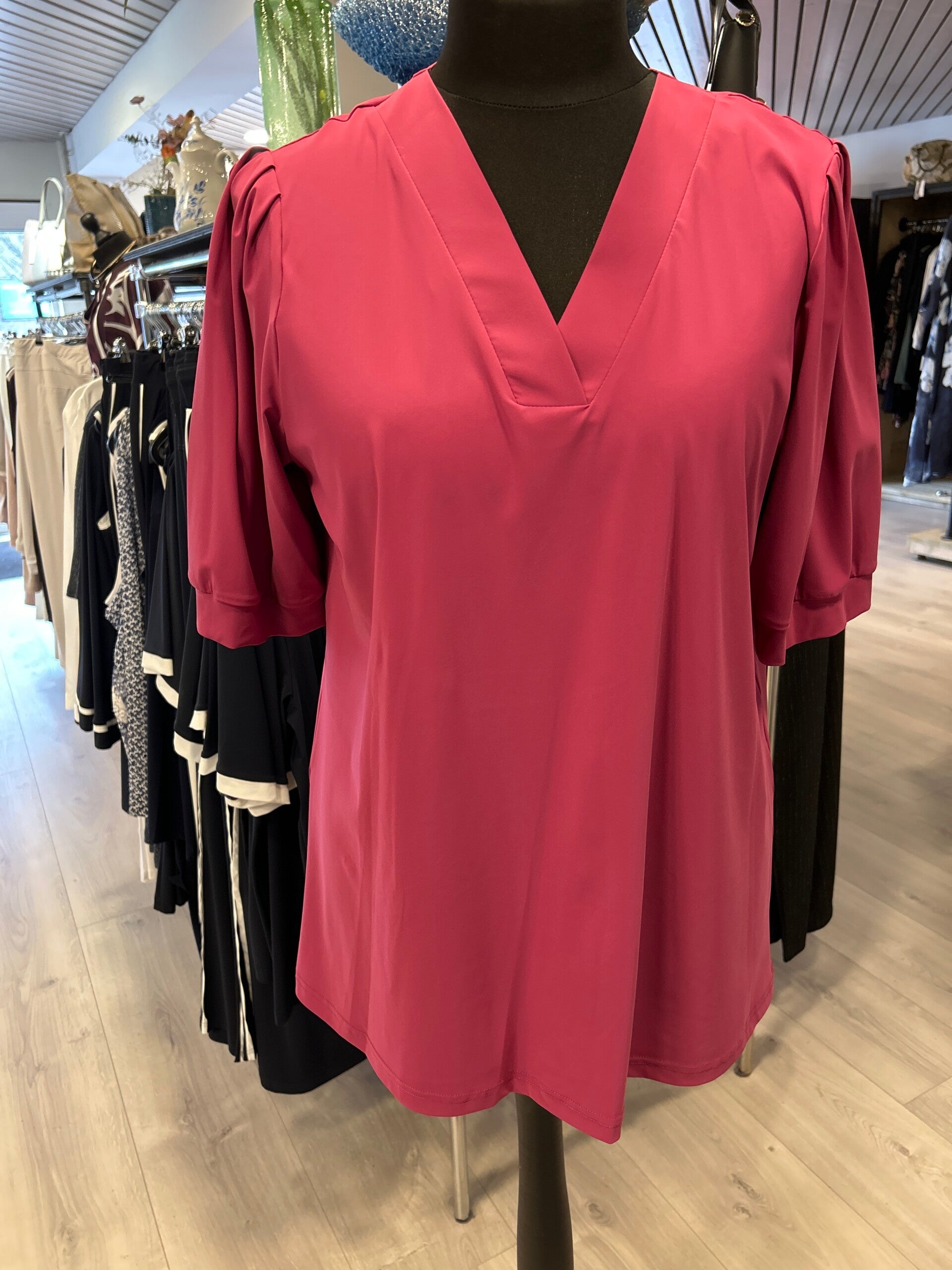 Only M 063 V hals Pofmouw Fuxia Sucuro Special Made