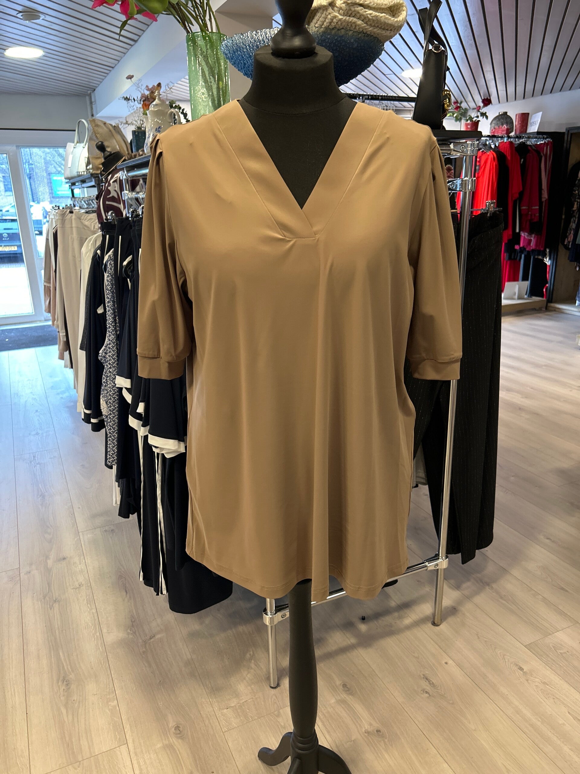 Only M 063 V hals Pofmouw Cappucino Special Made