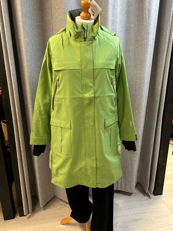 REGN Jas model Gloria Lime