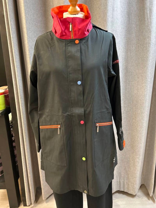 REGN Jas model Gaby Black/fuxchia