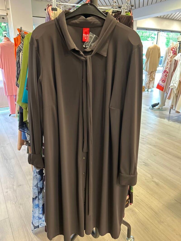 Only M doorknoop jurk travel Marrone bruin