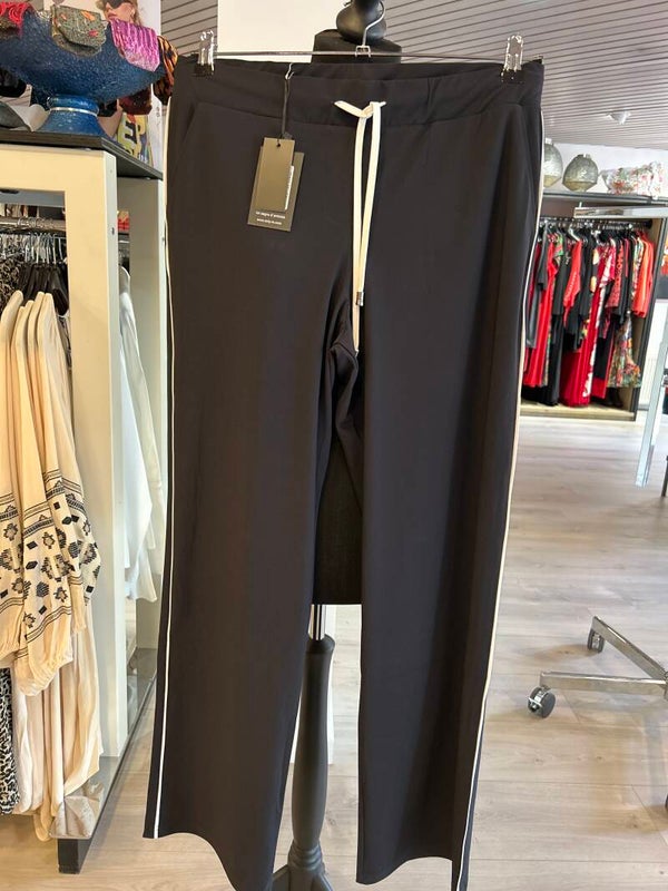 Only M  Pique Zwart met piping wit 047 broek