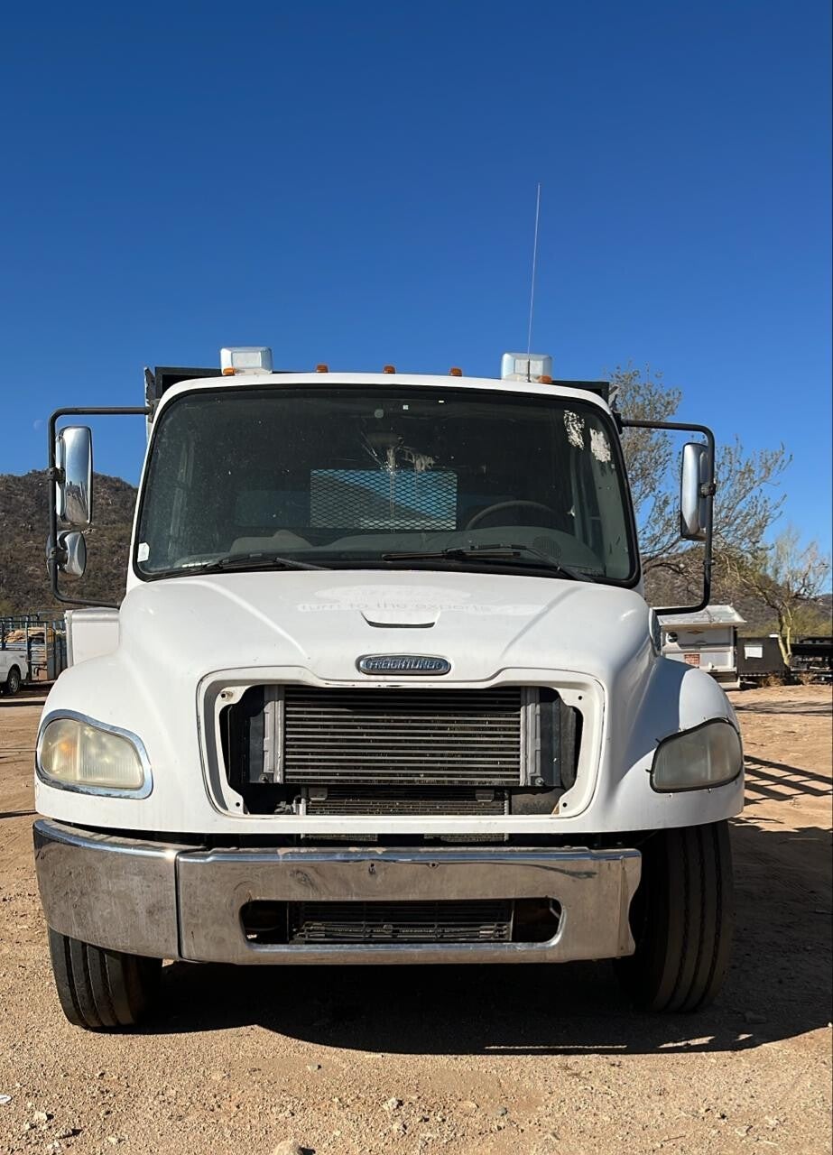 4X2 106 FREIGHTLINER M2 2005