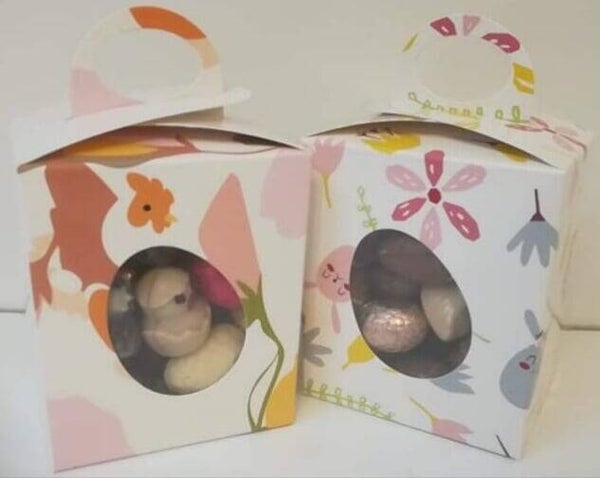 Doosje gevuld met paaseitjes en paasfiguurtjes