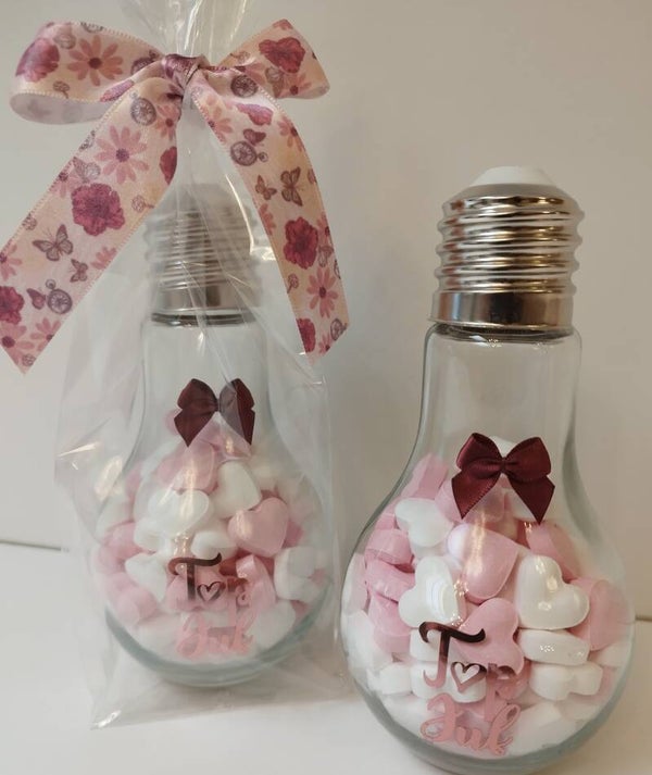 Gloeilamp topjuf gevuld met harten snoepjes