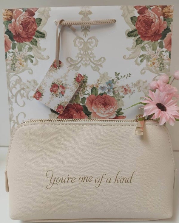 Toiletzakje semi leder "You are one of a kind"