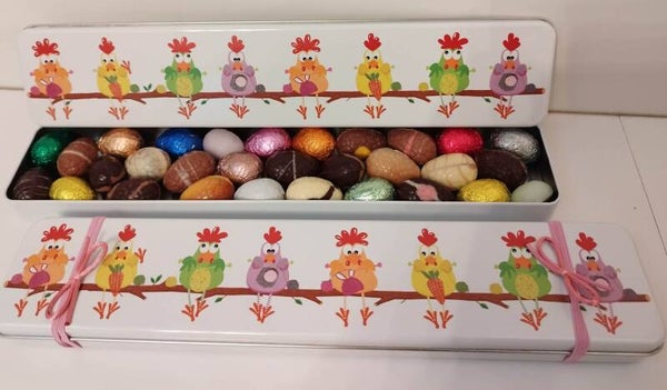 Pennendoos gevuld met paaseitjes