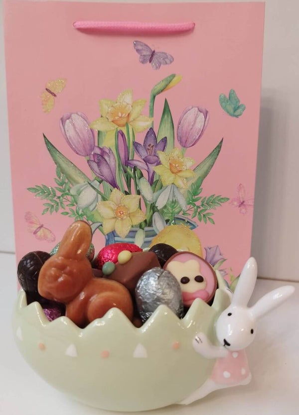 Porseleinen konijn gevuld met paaschocolade