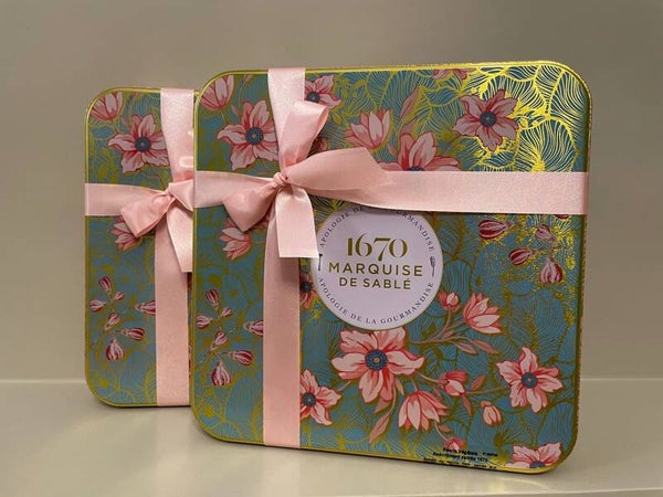 Mooie blikken doos met mengeling van koekjes ( sablés)