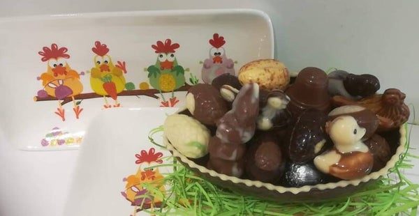 Paasschotel met half gevuld gekarteld paasei