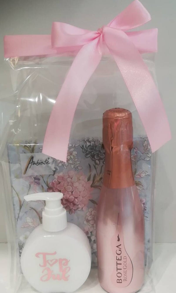 Flesje zeep  "Top Juf", pakje servietten en een flesje prosecco.