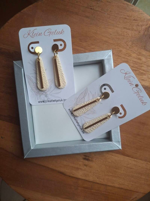 Polymeerklei oorbellen ivoor druppel met staafje