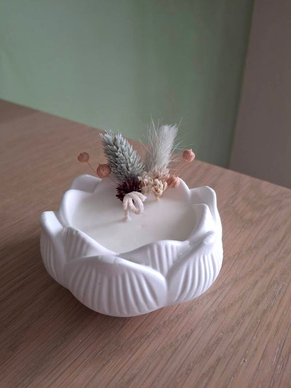 Lotusbloem van porceleingips met sojakaars afgewerkt  met droogbloemen
