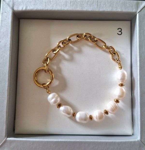 Zoetwaterparels en stainless steel armband met clipsluiting