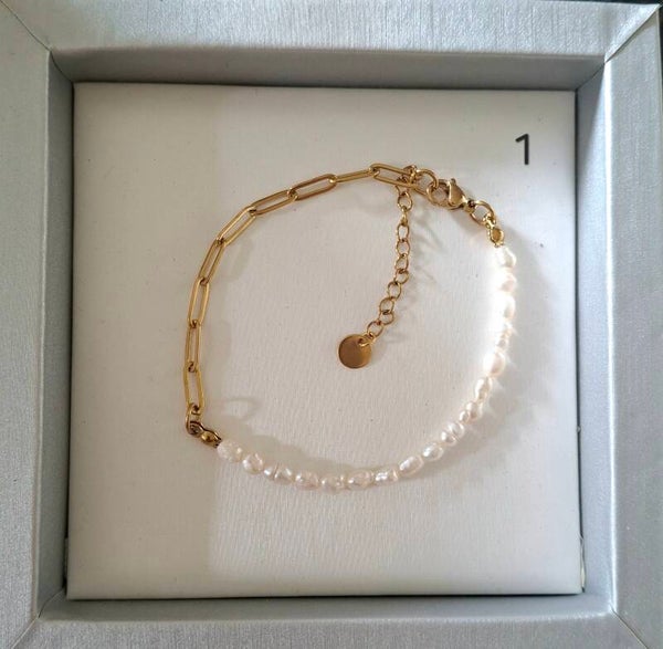 Fijne armband met kleine zoetwaterparels